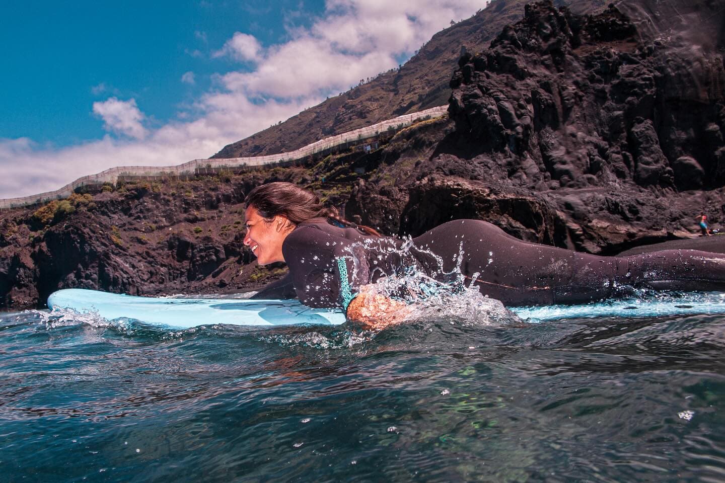 Surfista principiante practicando en la orilla de una playa de La Palma