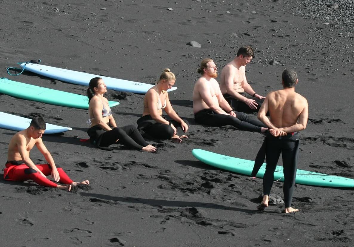 Alumno de Barrel Surf montando su primera ola en La Palma