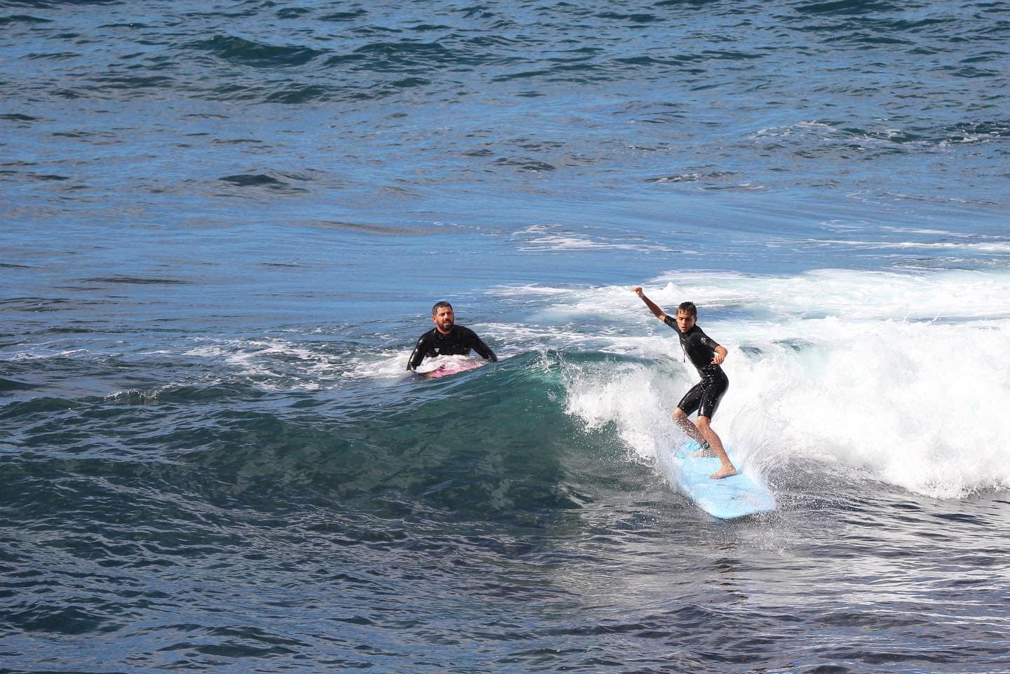 Grupo de surfistas disfrutando de las olas en la Isla Bonita