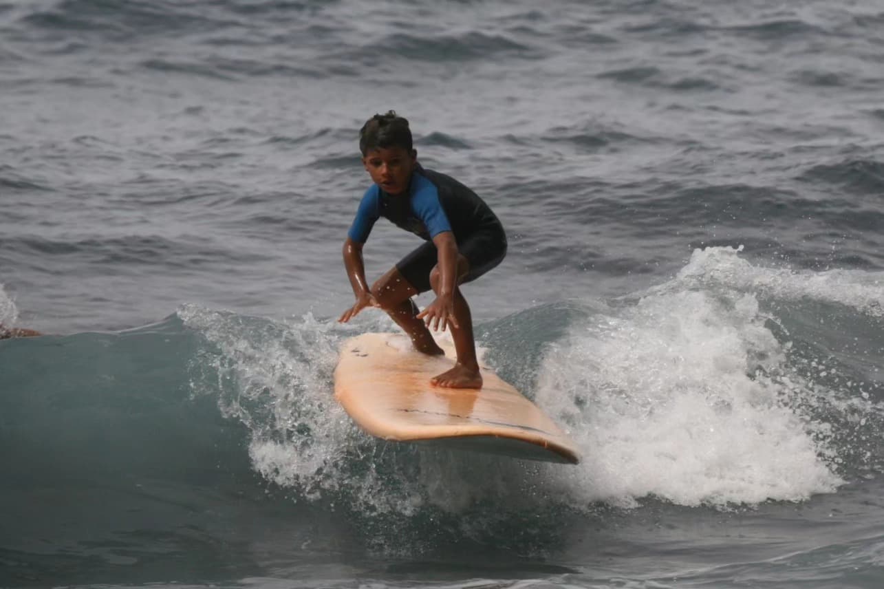 Estudiante perfeccionando la técnica de pop-up en el agua