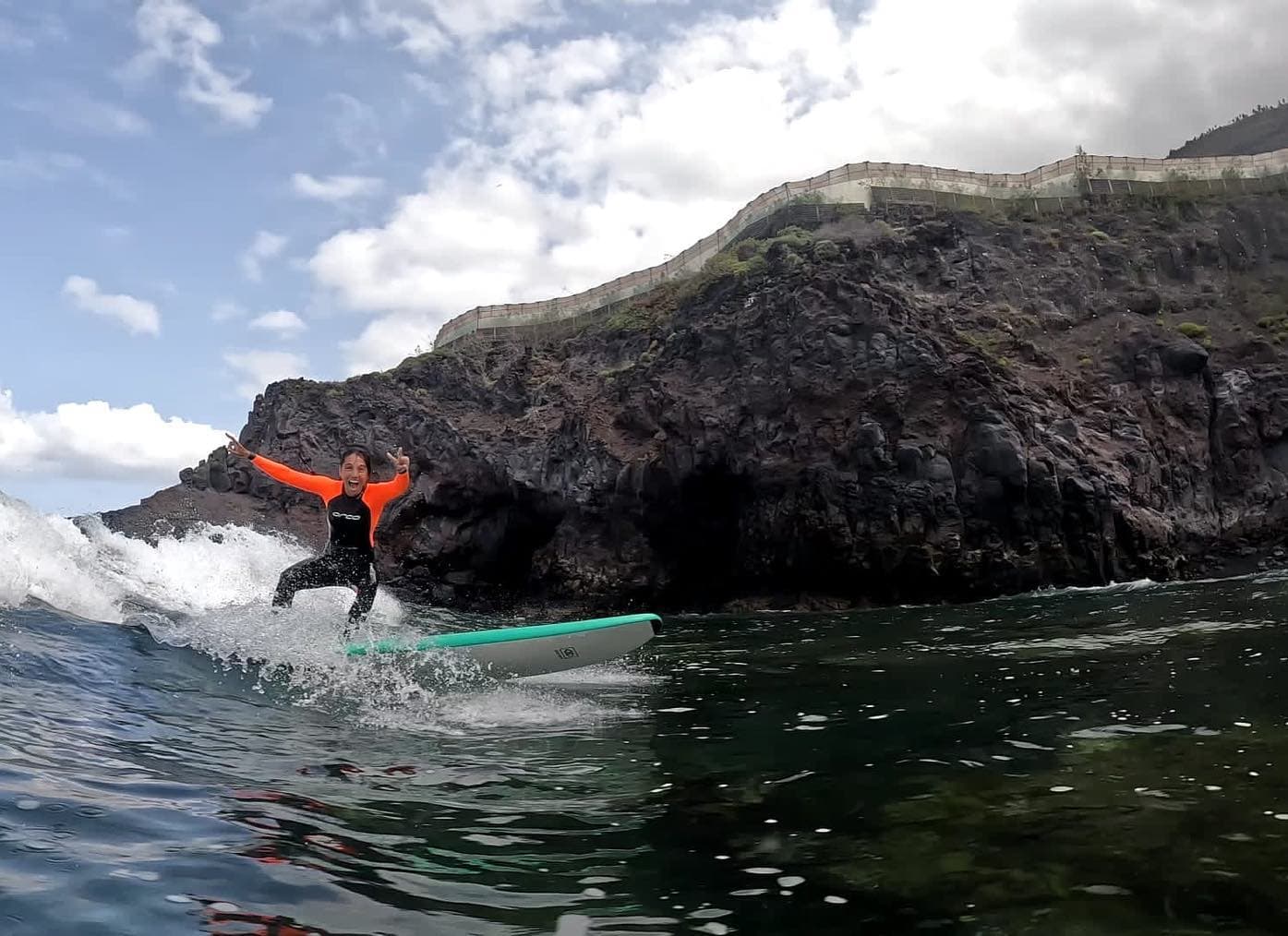 Momento de diversión surf en las playas de La Palma
