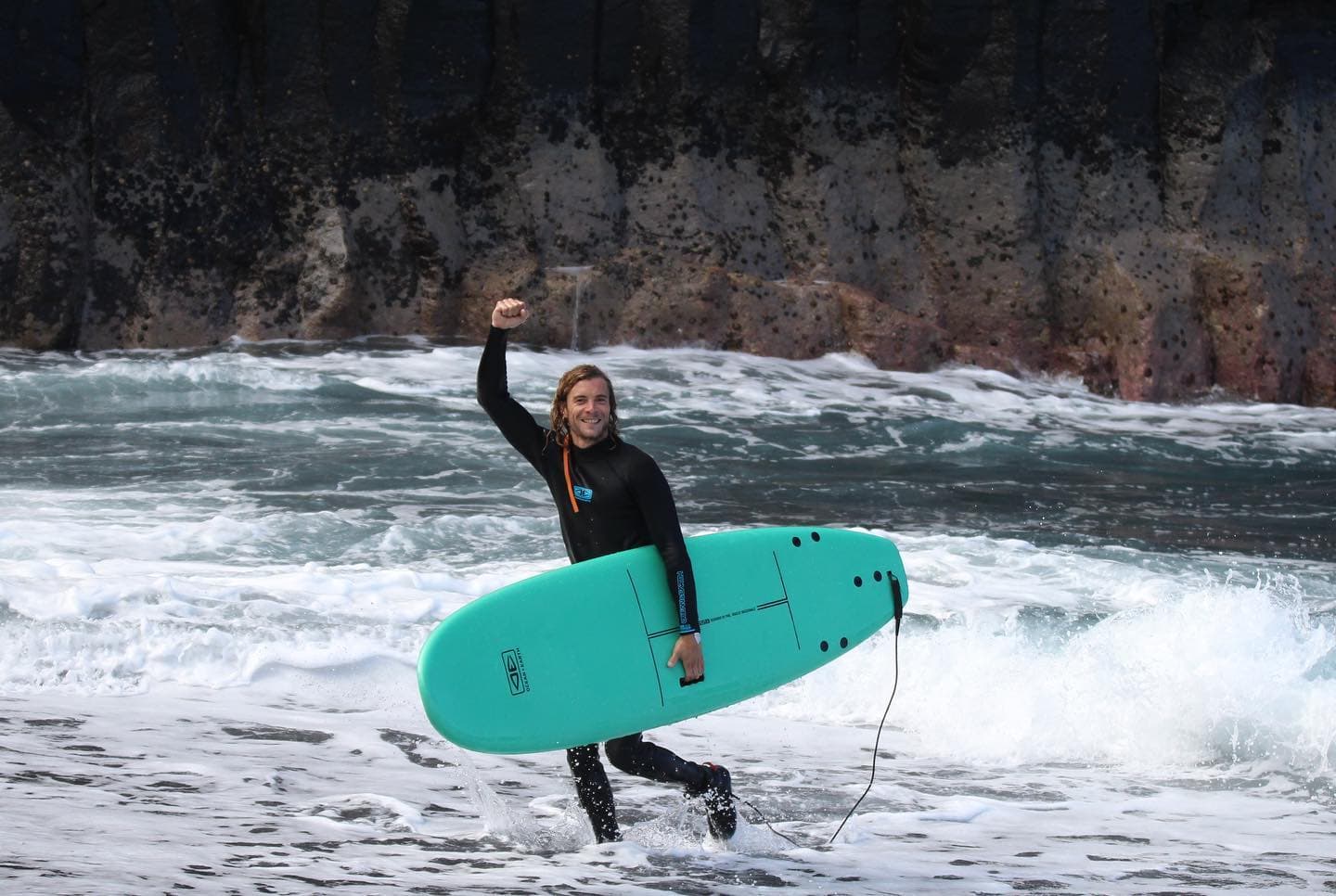 Surfista celebrando tras una sesión en las olas de Canarias